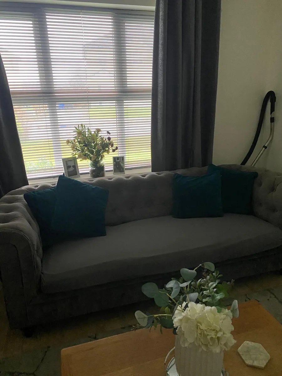 3 seater chesterfield sofa - Image 3