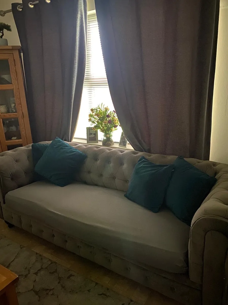 3 seater chesterfield sofa - Image 4