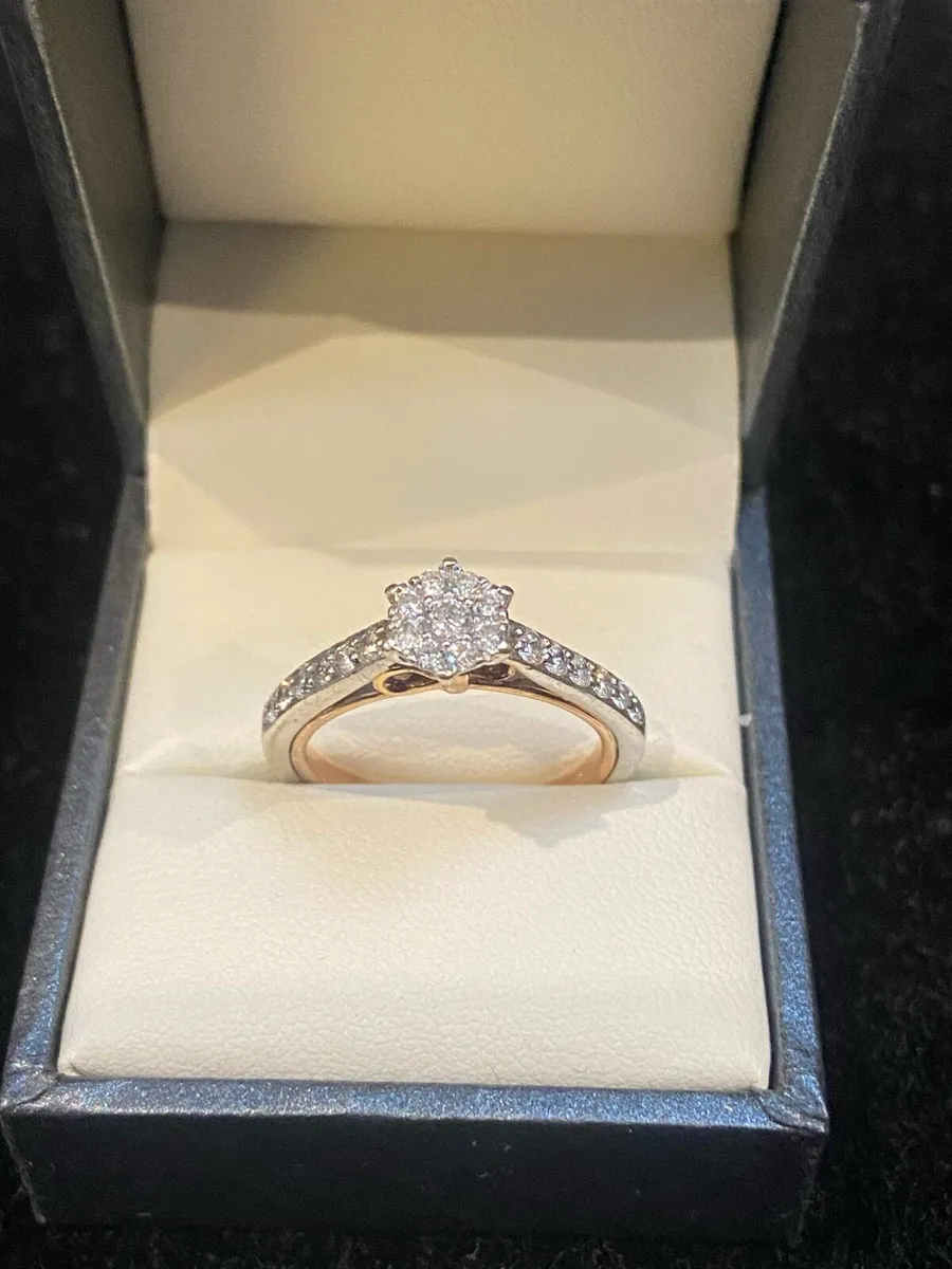 9ct white gold natural diamond ring - Image 1