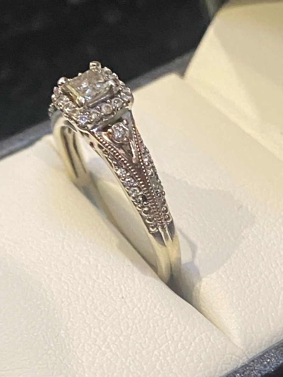 9ct white gold natural diamond ring - Image 1