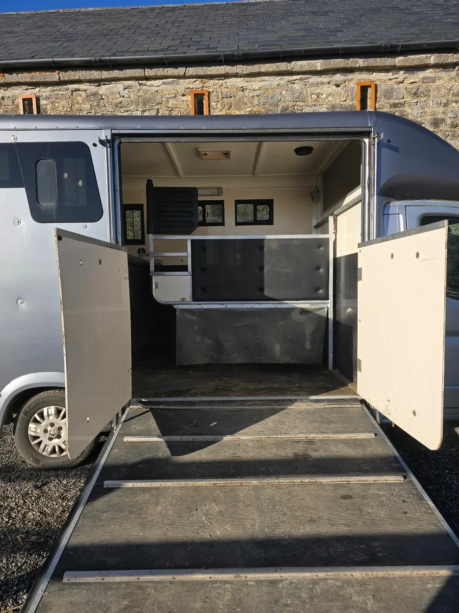 2  Stall Horse Van - Image 2