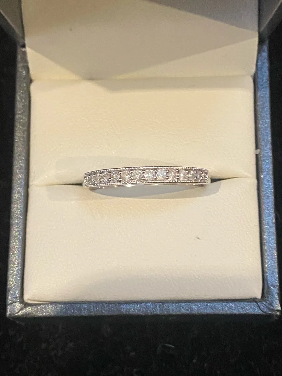 9ct white gold natural diamond ring - Image 1