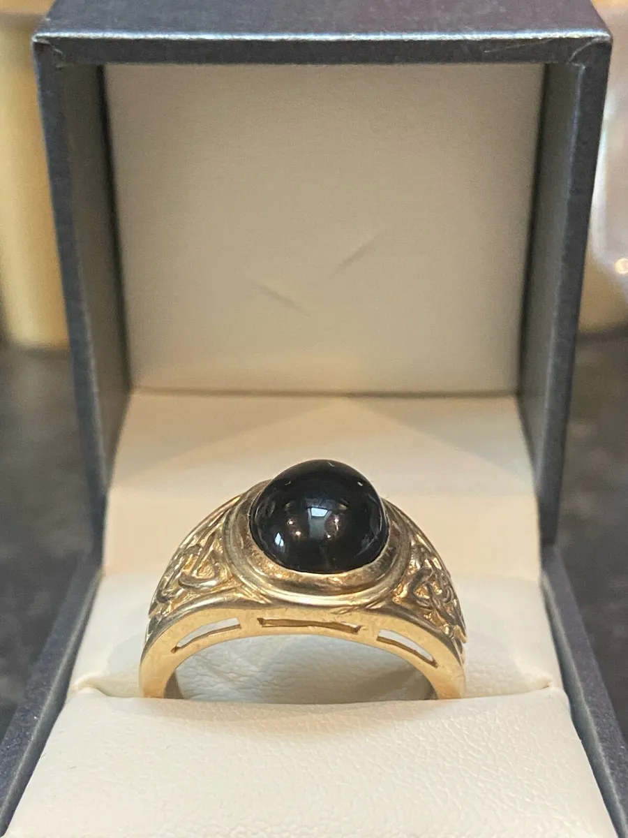 9ct gold ring with black stone - Image 1
