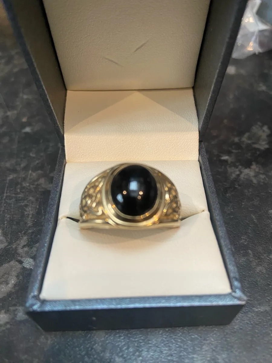 9ct gold ring with black stone - Image 2