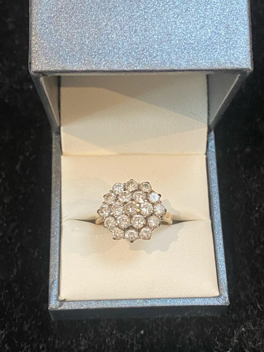 9ct gold ring with cluster of 19 CZ clear stones - Image 3