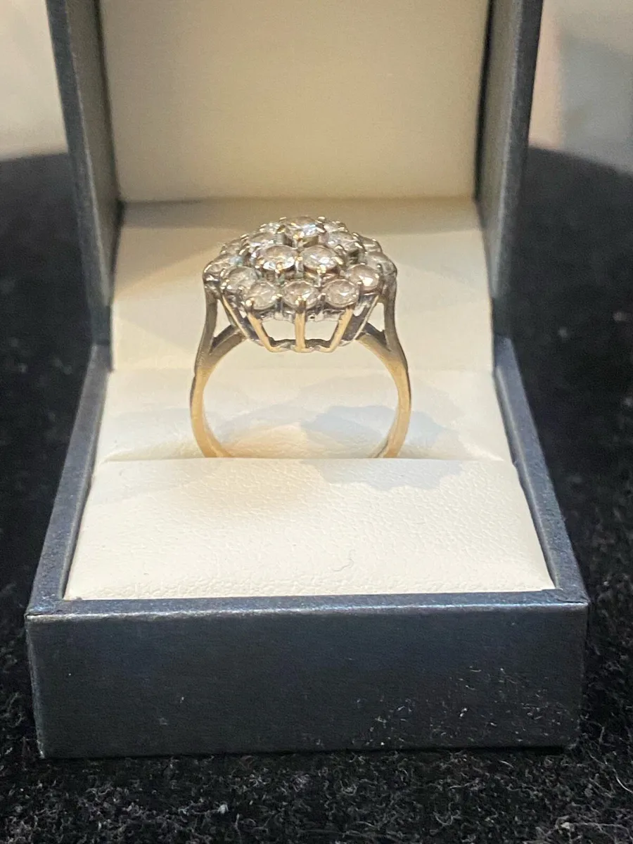 9ct gold ring with cluster of 19 CZ clear stones - Image 1