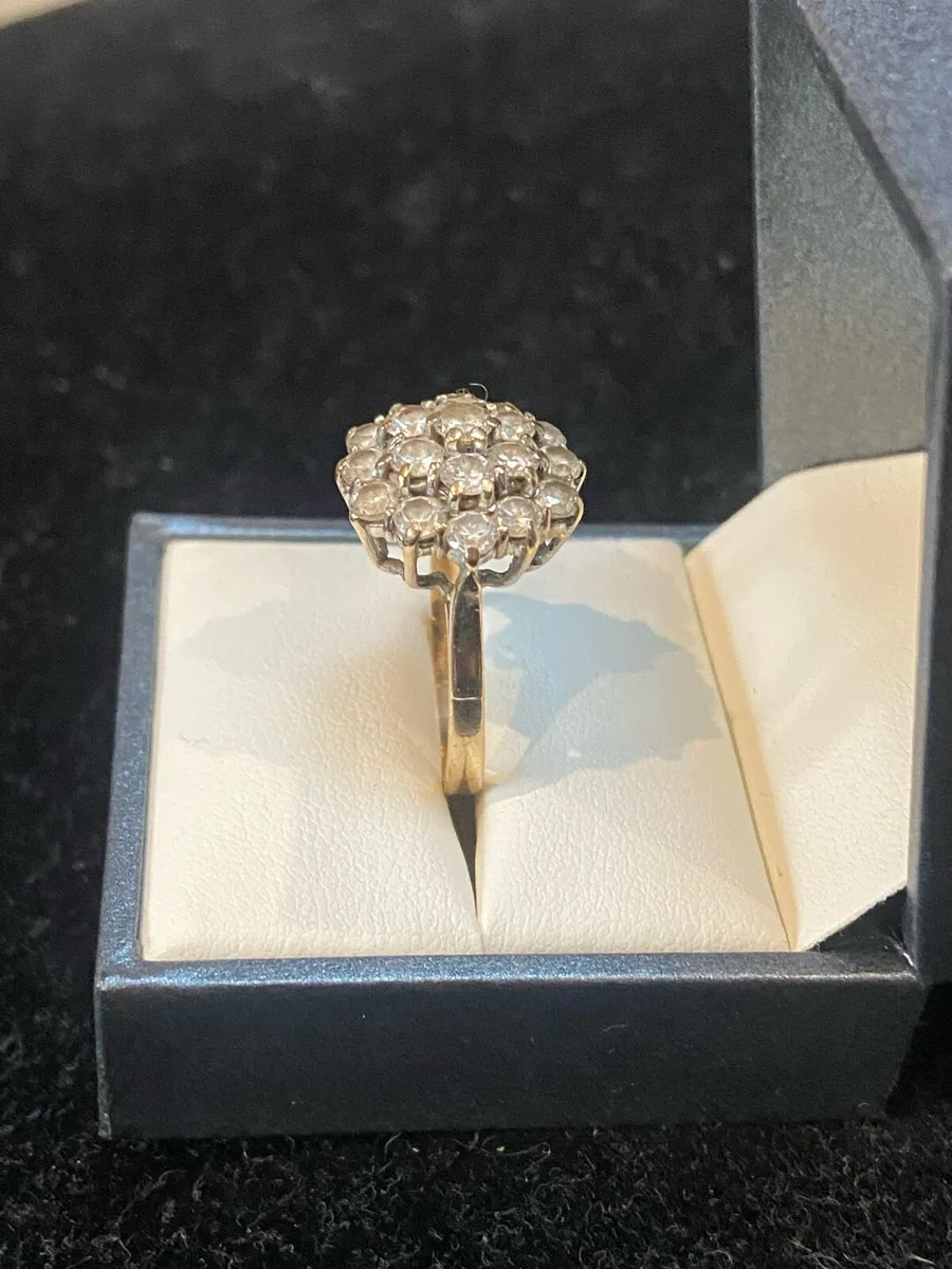 9ct gold ring with cluster of 19 CZ clear stones - Image 2