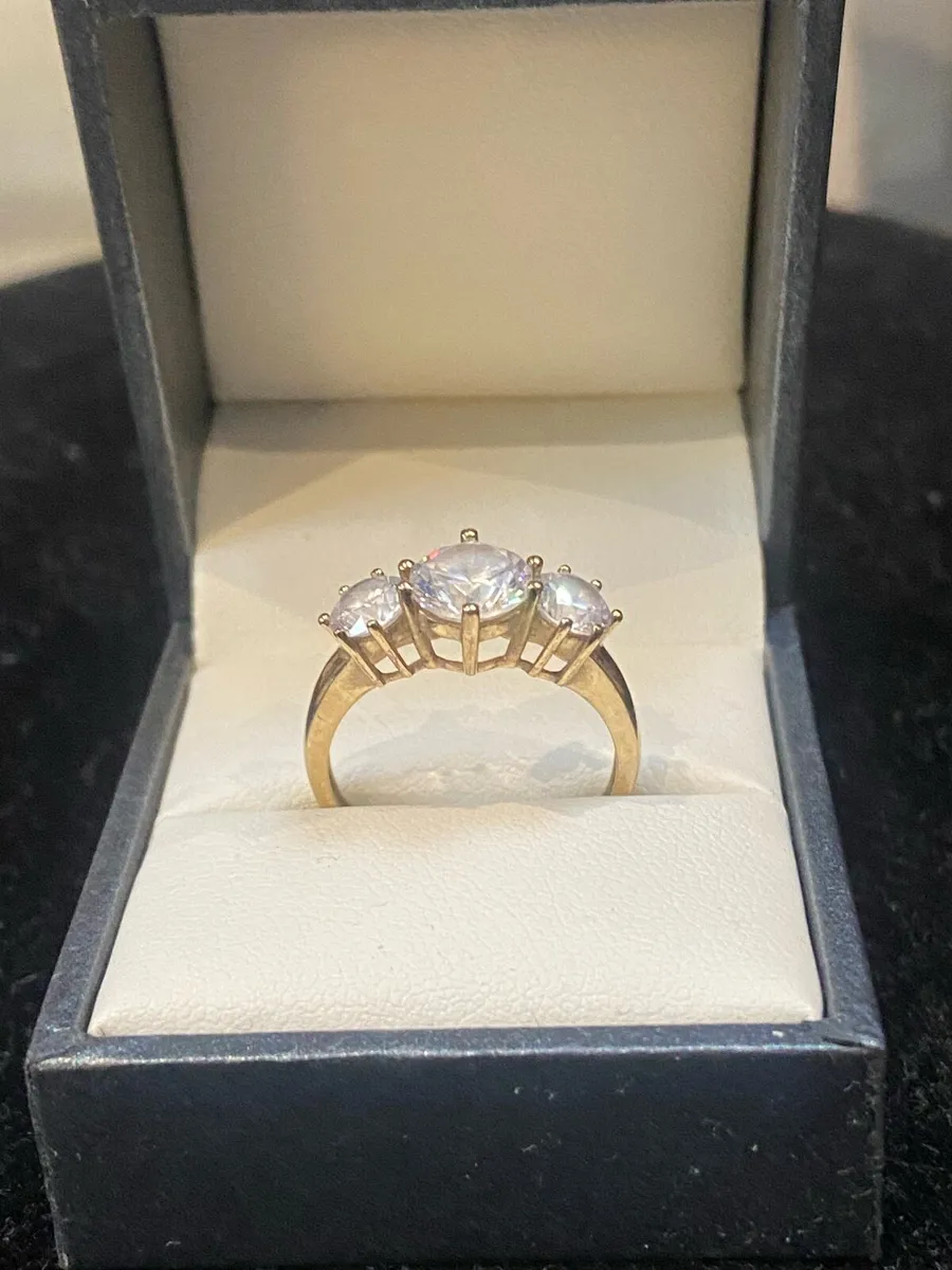 9ct gold ring with 3 CZ clear stones - Image 1