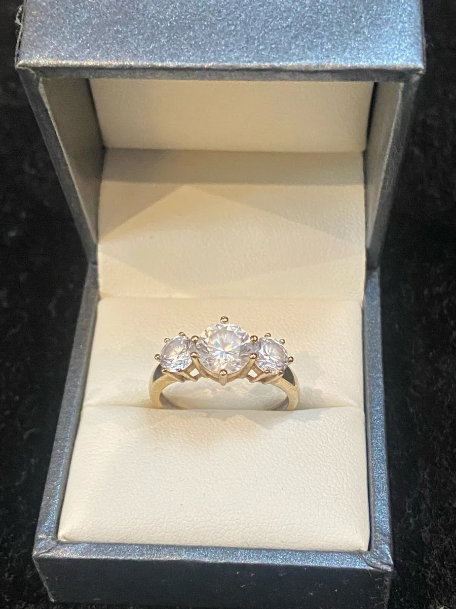 9ct gold ring with 3 CZ clear stones - Image 2