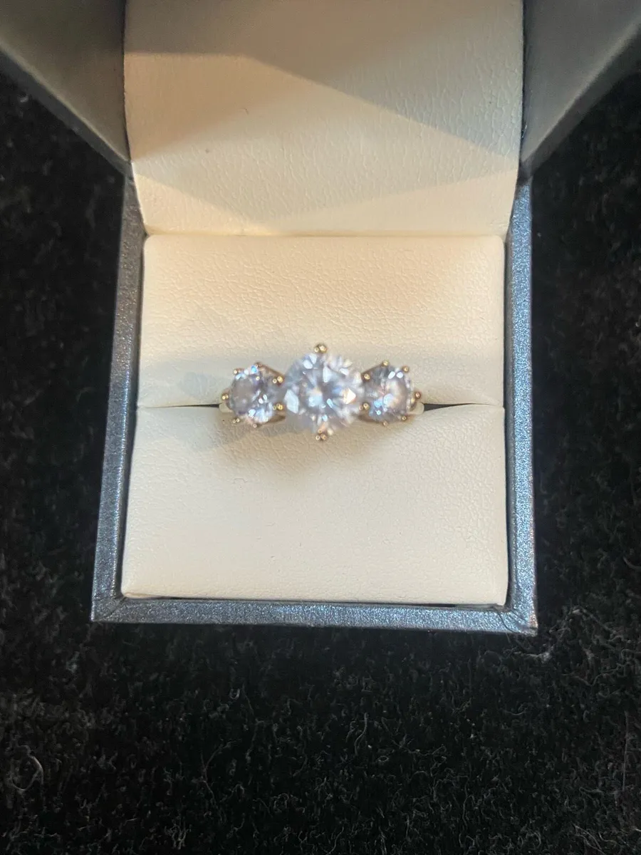 9ct gold ring with 3 CZ clear stones - Image 3