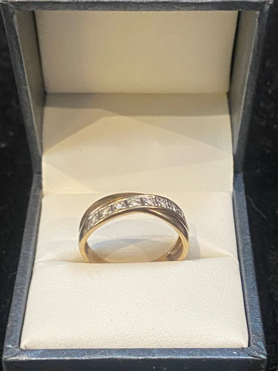 9ct gold ring with clear CZ stones - Image 2