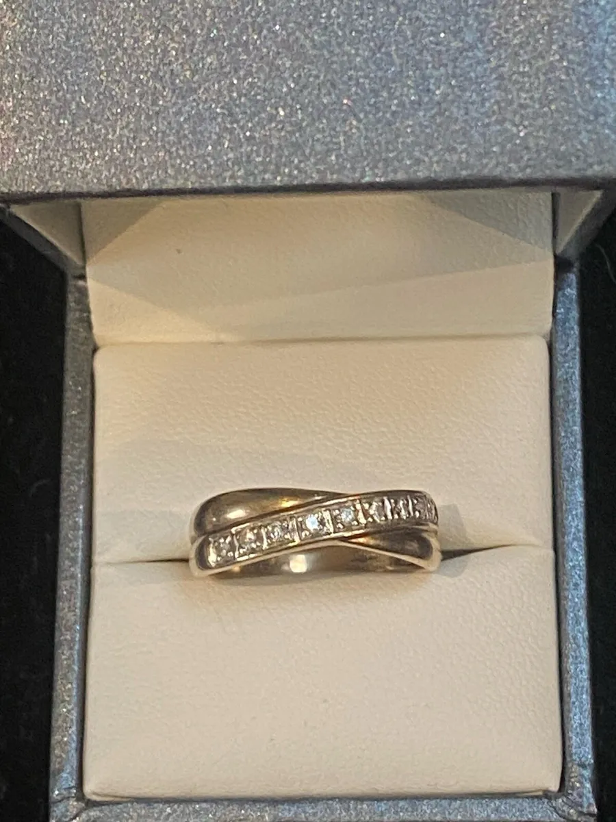 9ct gold ring with clear CZ stones - Image 3