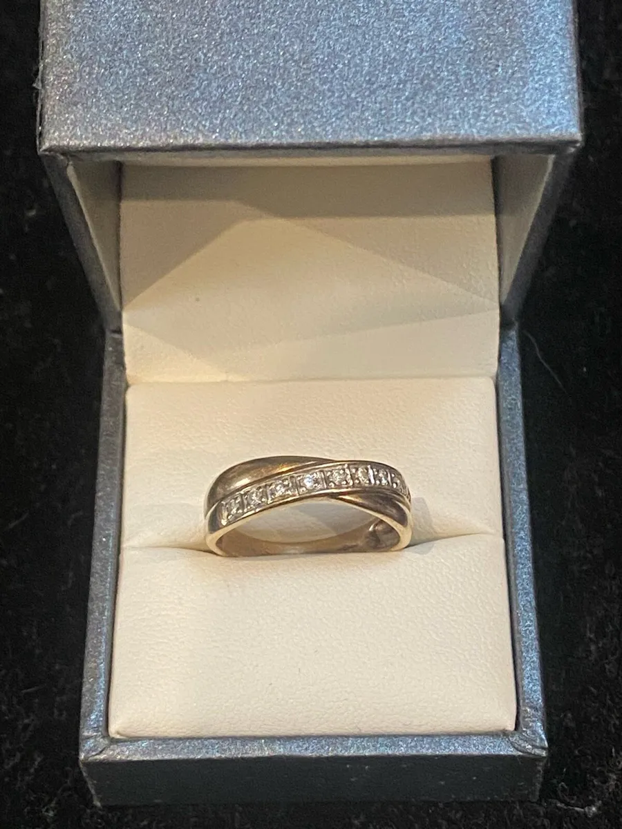 9ct gold ring with clear CZ stones - Image 1