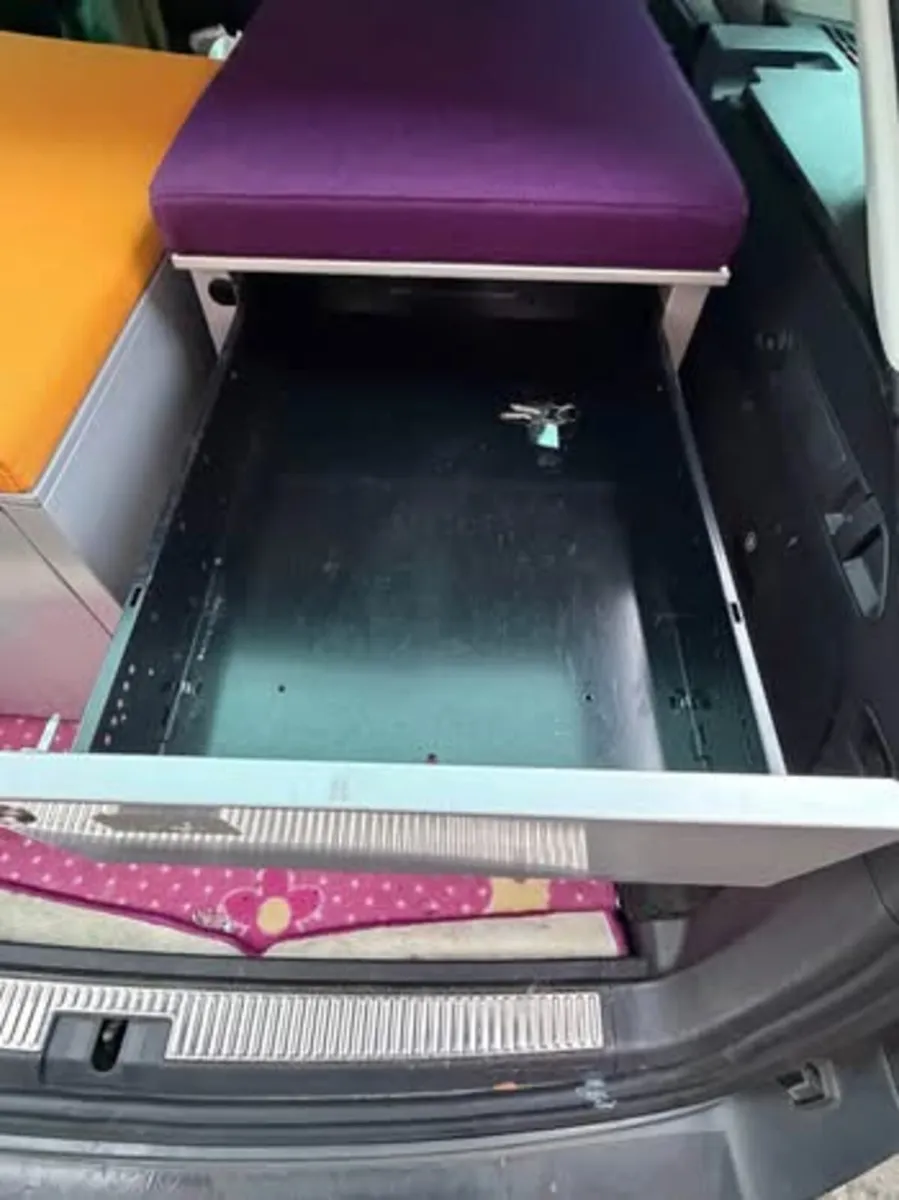 Steel pedestal with cushion - Image 3