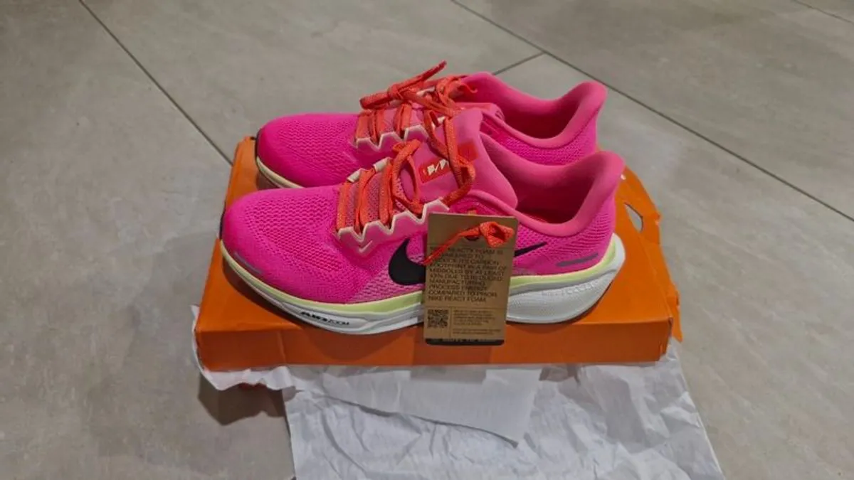 Nike ladies trainers/ Women's runners Size 6 Brand new - Image 1