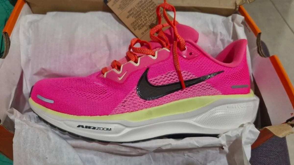 Nike ladies trainers/ Women's runners Size 6 Brand new - Image 2