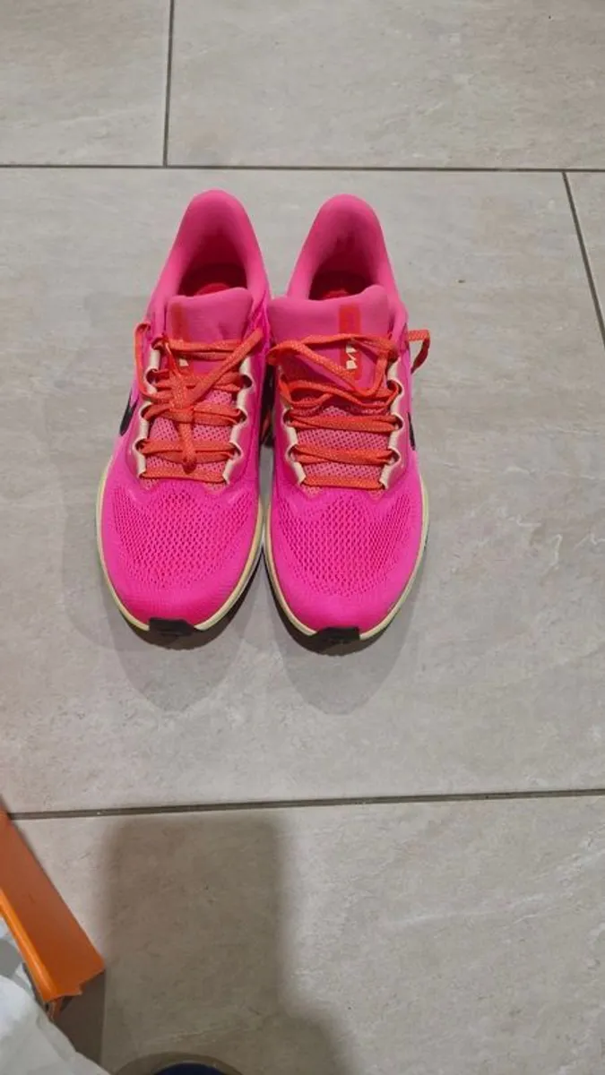 Nike ladies trainers/ Women's runners Size 6 Brand new - Image 4