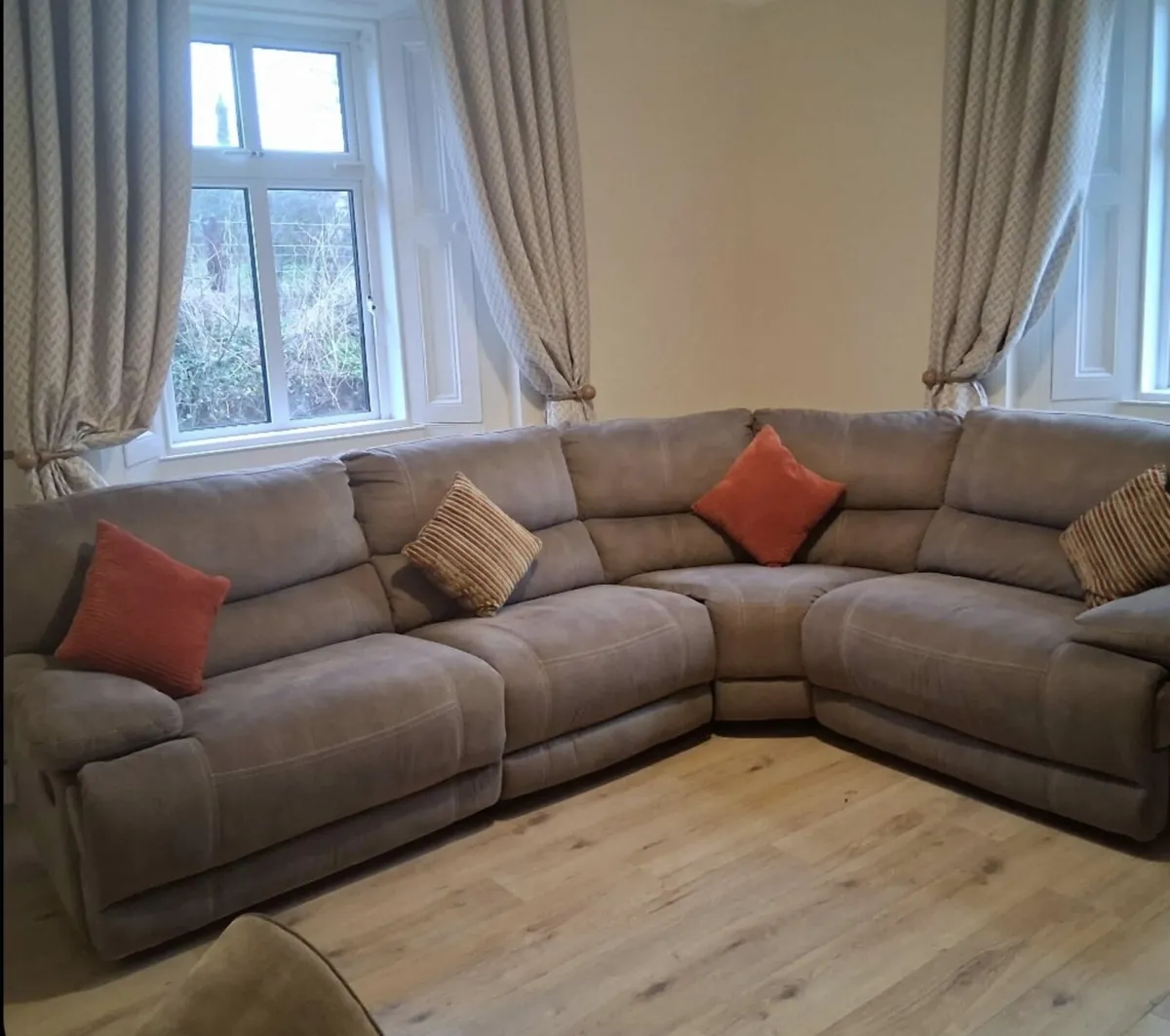 Stunning corner suit - Image 1