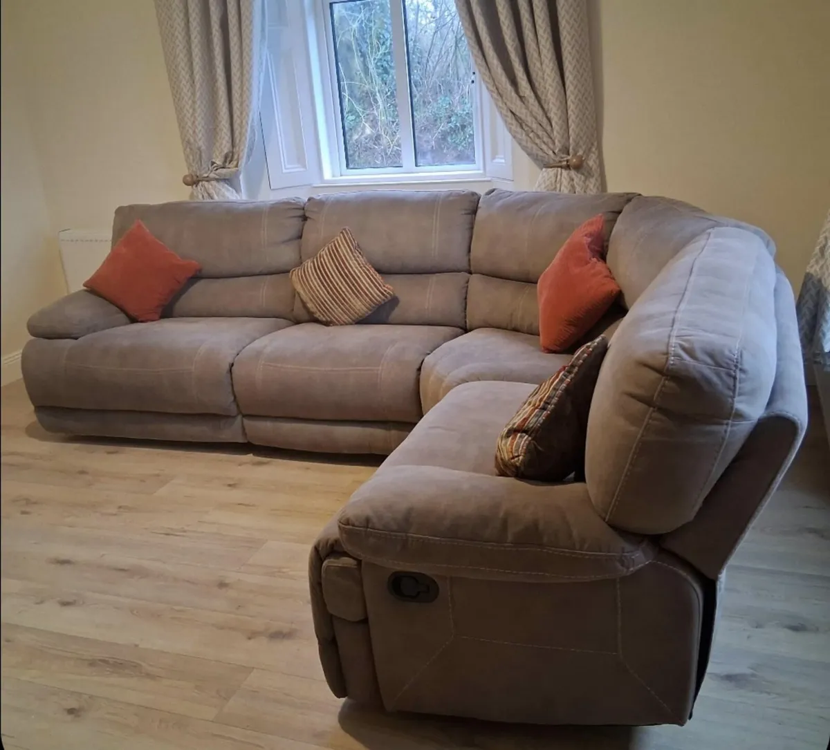 Stunning corner suit - Image 2