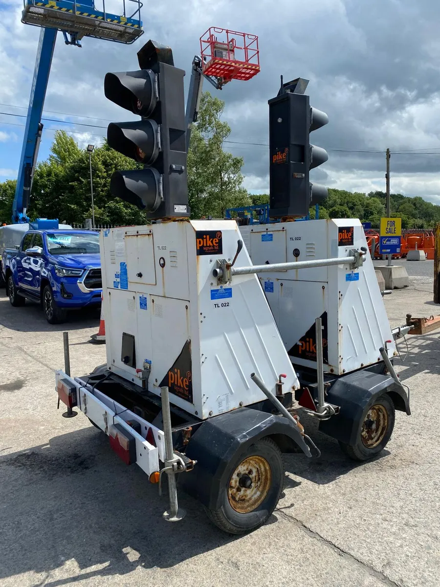 PIKE SIGNALS XL869 SOLAR TRAFFIC LIGHTS - Image 2