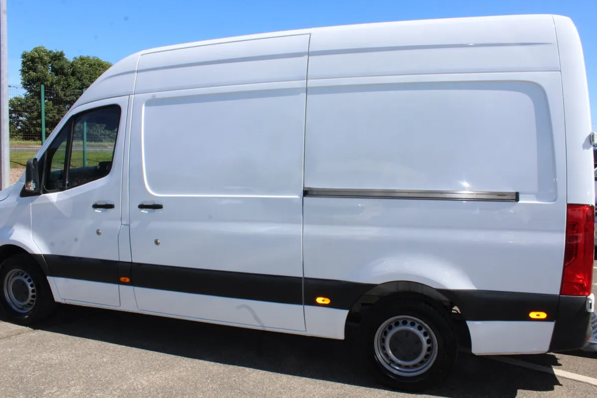 2021 Mercedes-Benz Sprinter 315 L2 Auto RWD - Image 4