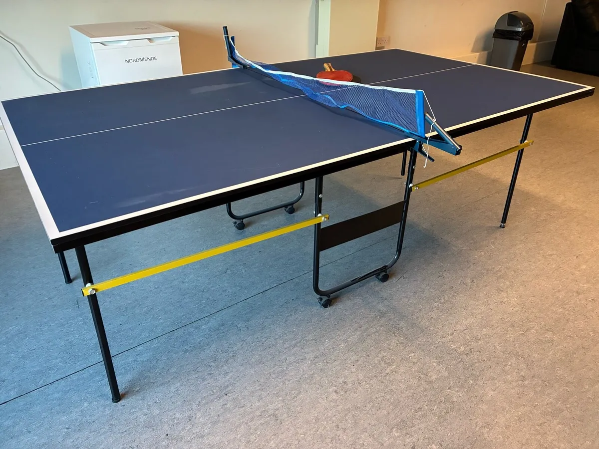 Table tennis table - Image 1