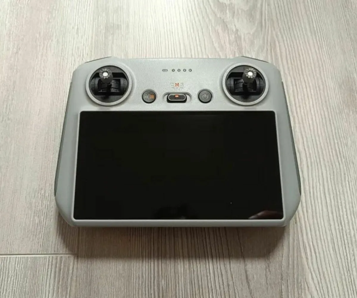 DJI Mavic 3 Pro - Perfect condition + accesories - Image 2