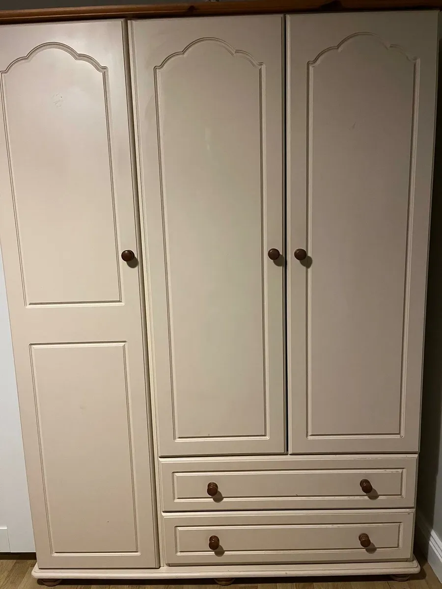 Bedroom furniture set - Image 1