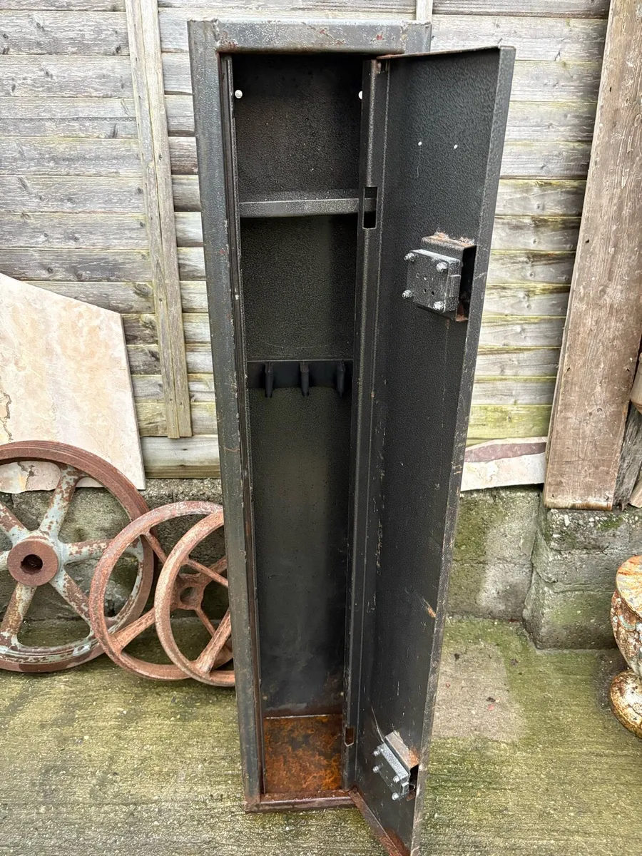Vintage Warmflow gun cabinet safe  BS7558 - Image 2
