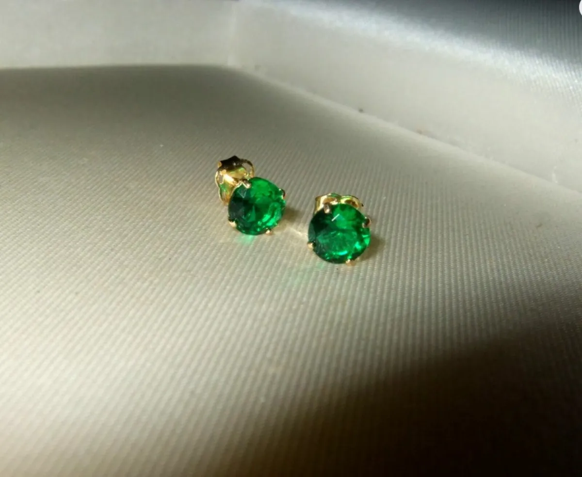 Vintage Hallmarked 9ct Gold Emerald Stud Earrings - Image 4