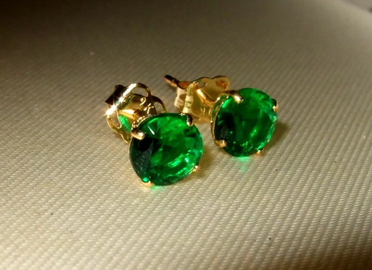 Vintage Hallmarked 9ct Gold Emerald Stud Earrings - Image 1
