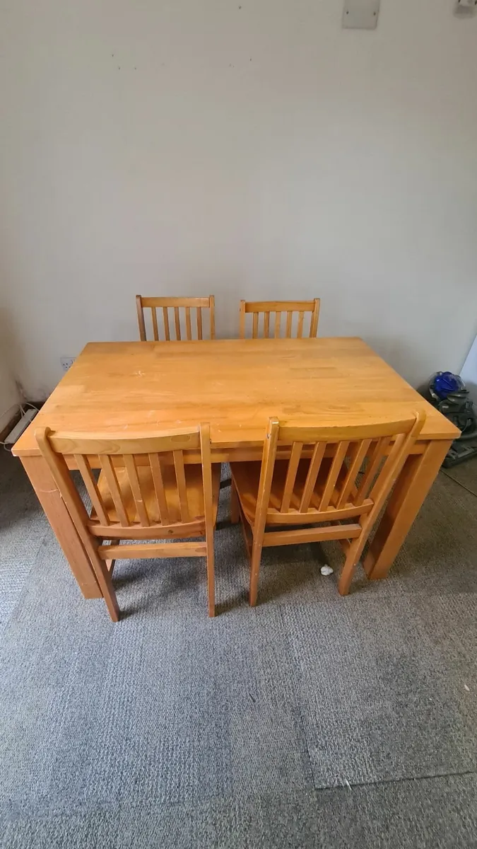 Table and chairs - Image 3