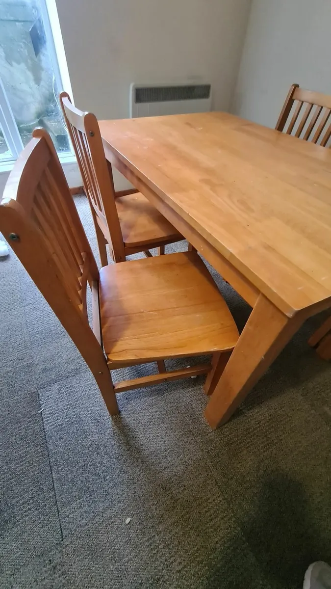 Table and chairs - Image 1