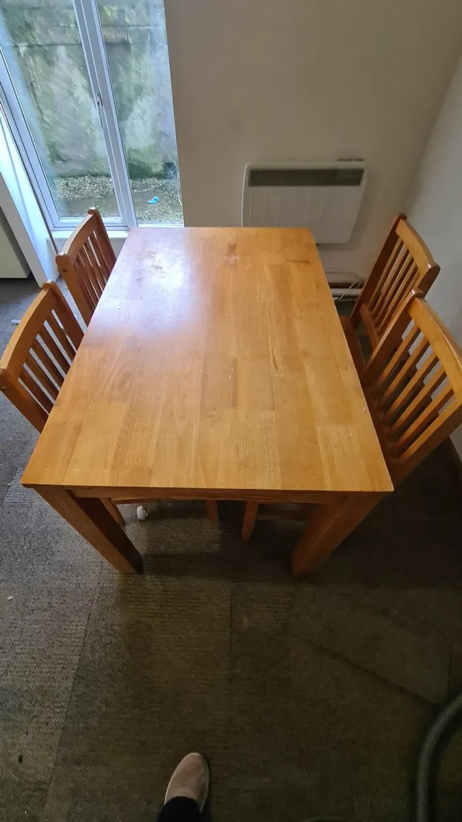 Table and chairs - Image 2