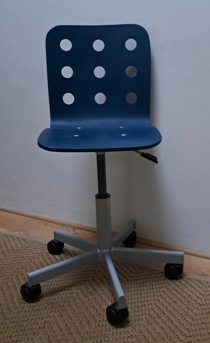 Children's desk chair - Image 1