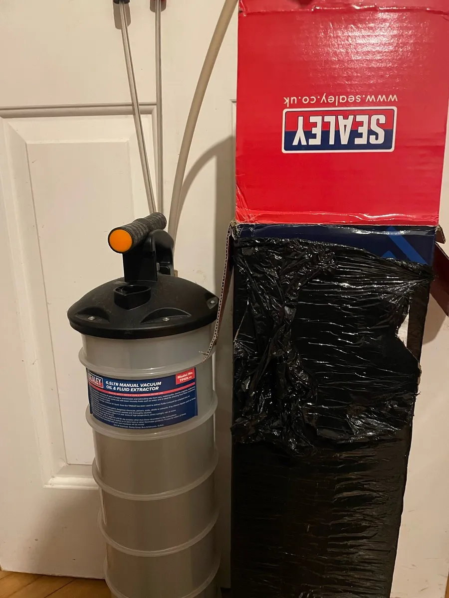 Sealey Oil and Fluid Vacuum - Image 1