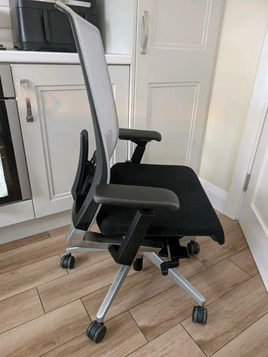 Ergonomic office chair - Image 3