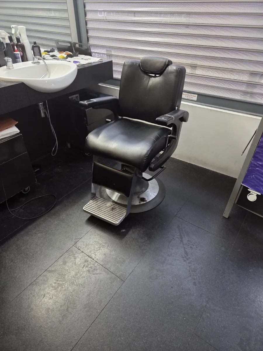 Barber chairs - Image 1