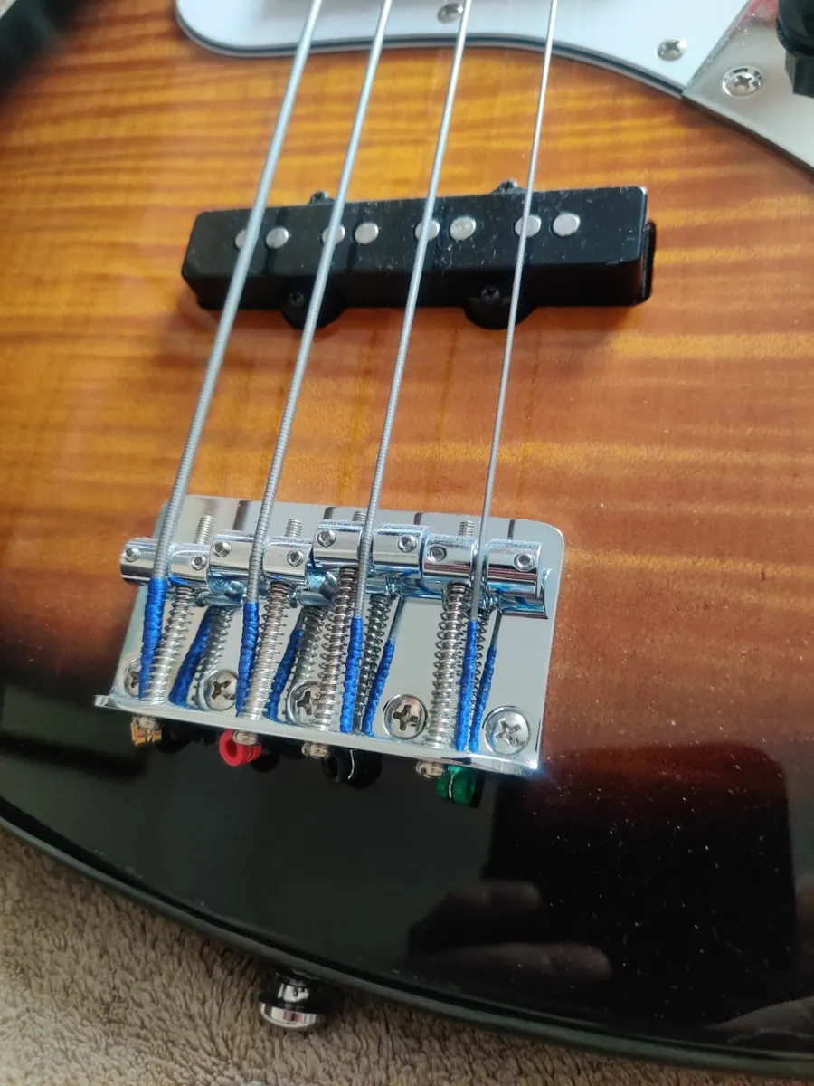 electric bass guitar - Image 1