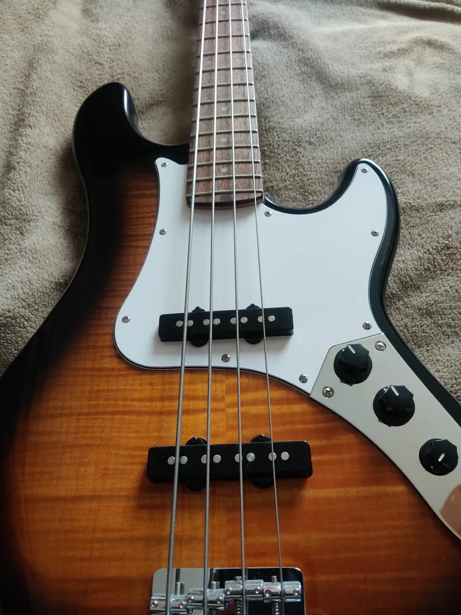 electric bass guitar - Image 3