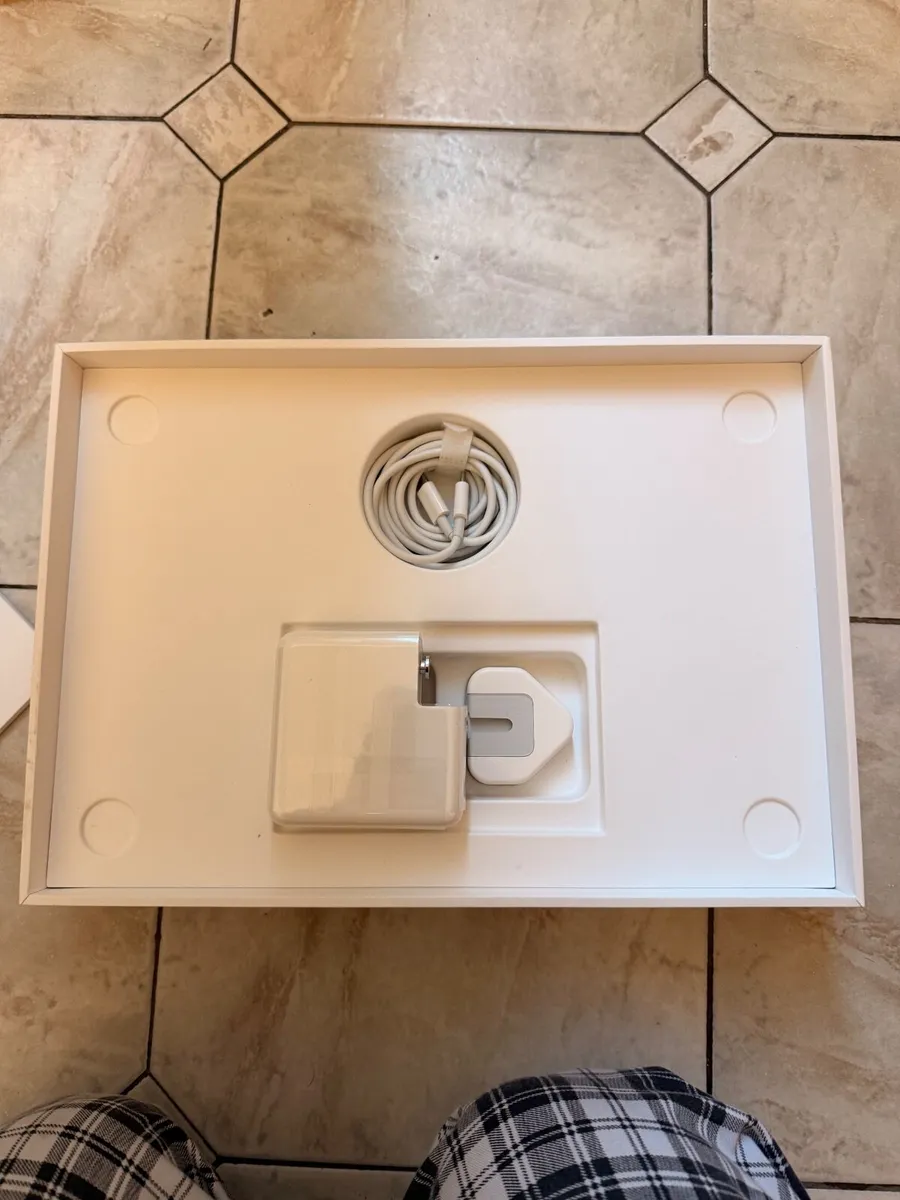 MacBook Air gold - Image 2