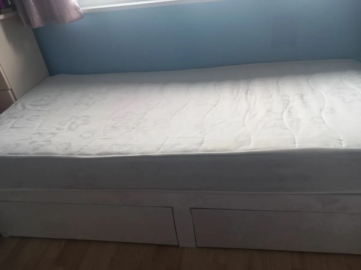 Single bed - Image 1