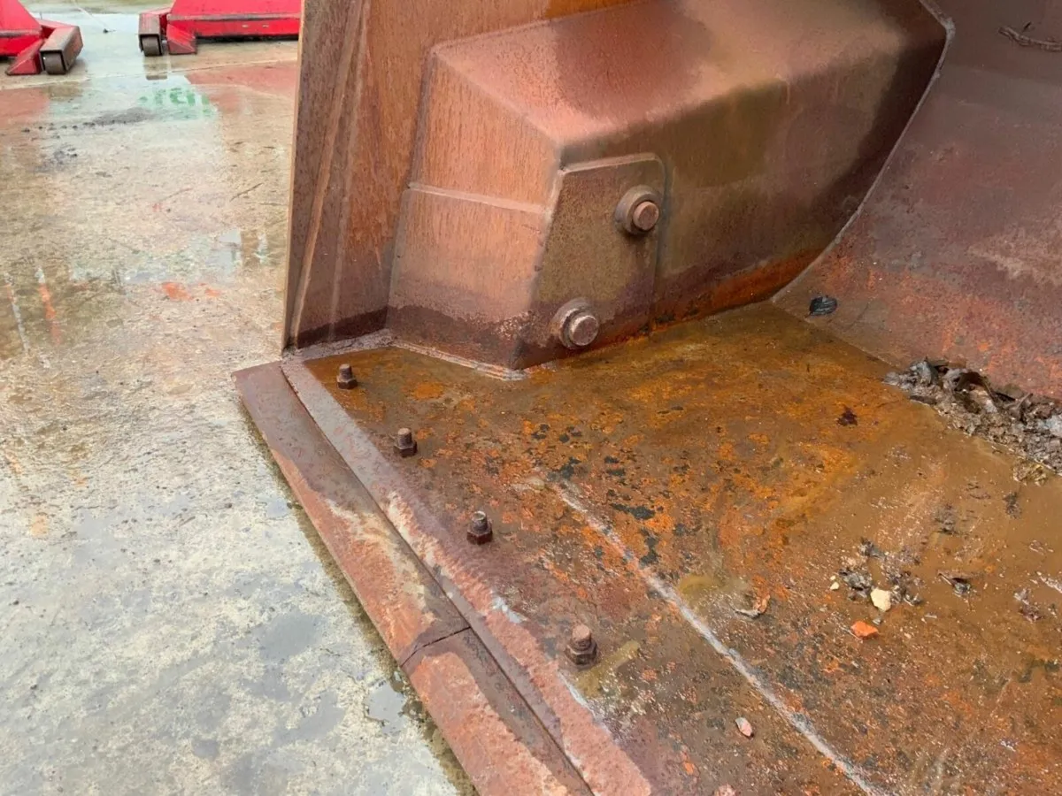 102 inch  BAC HIGH TIP LOADER BUCKET.........671p. - Image 3