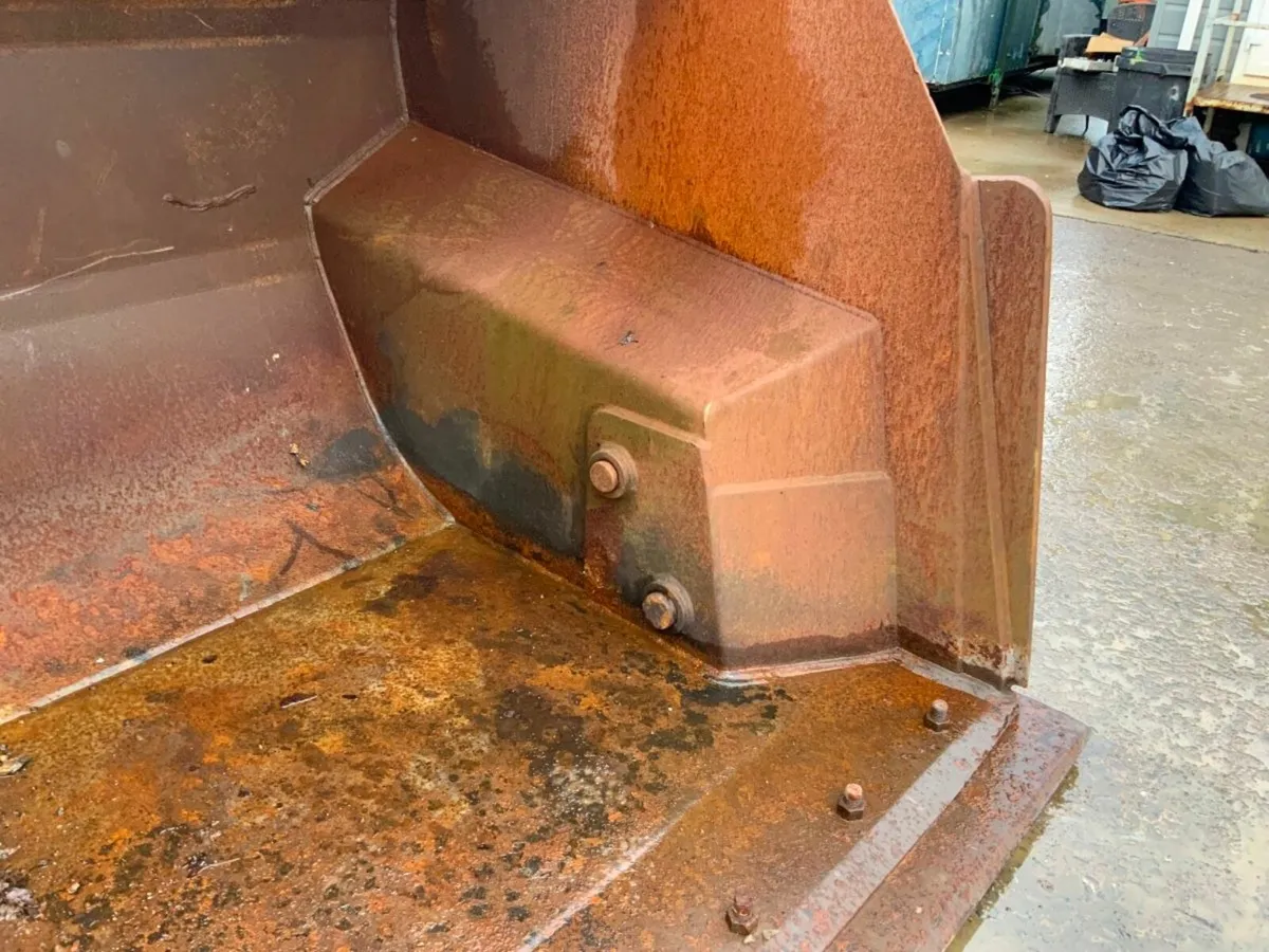 102 inch  BAC HIGH TIP LOADER BUCKET.........671p. - Image 4