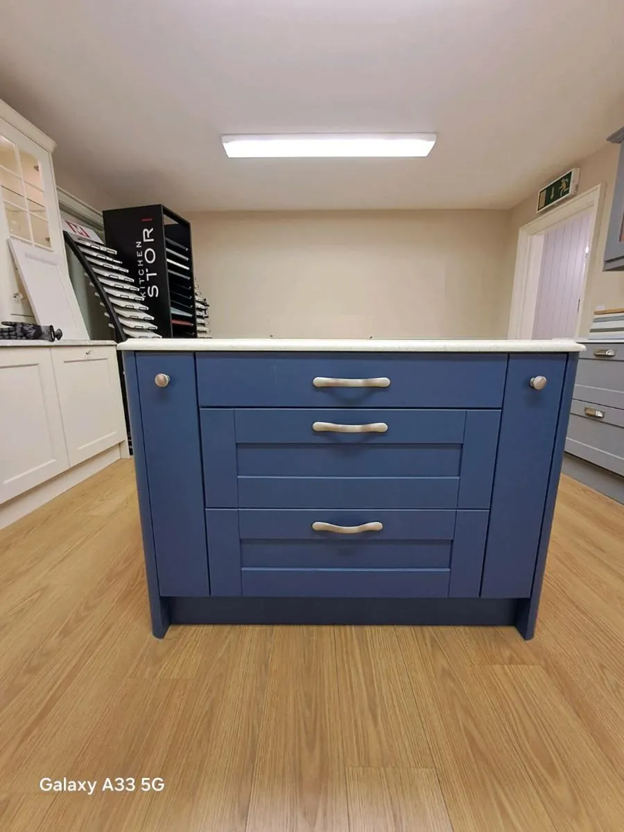 Kitchen island - Image 1