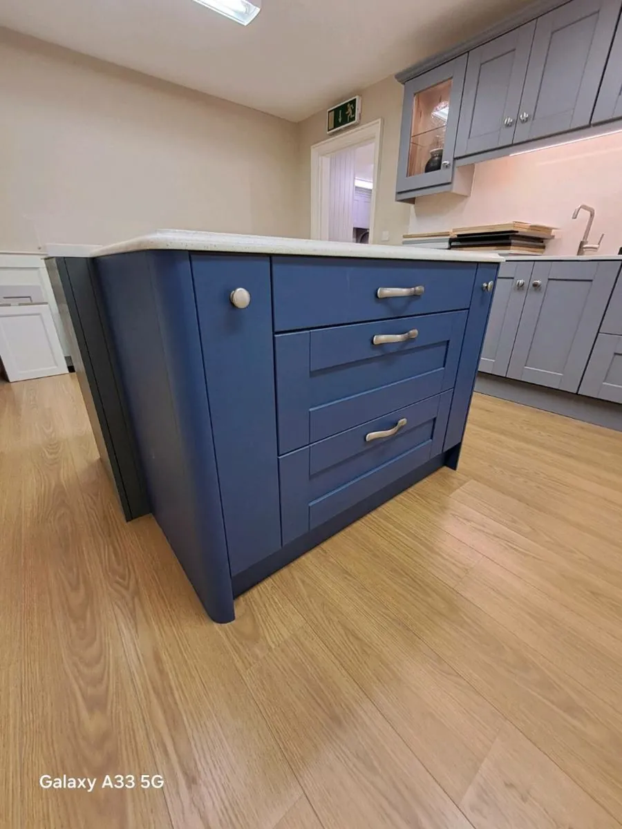 Kitchen island - Image 2