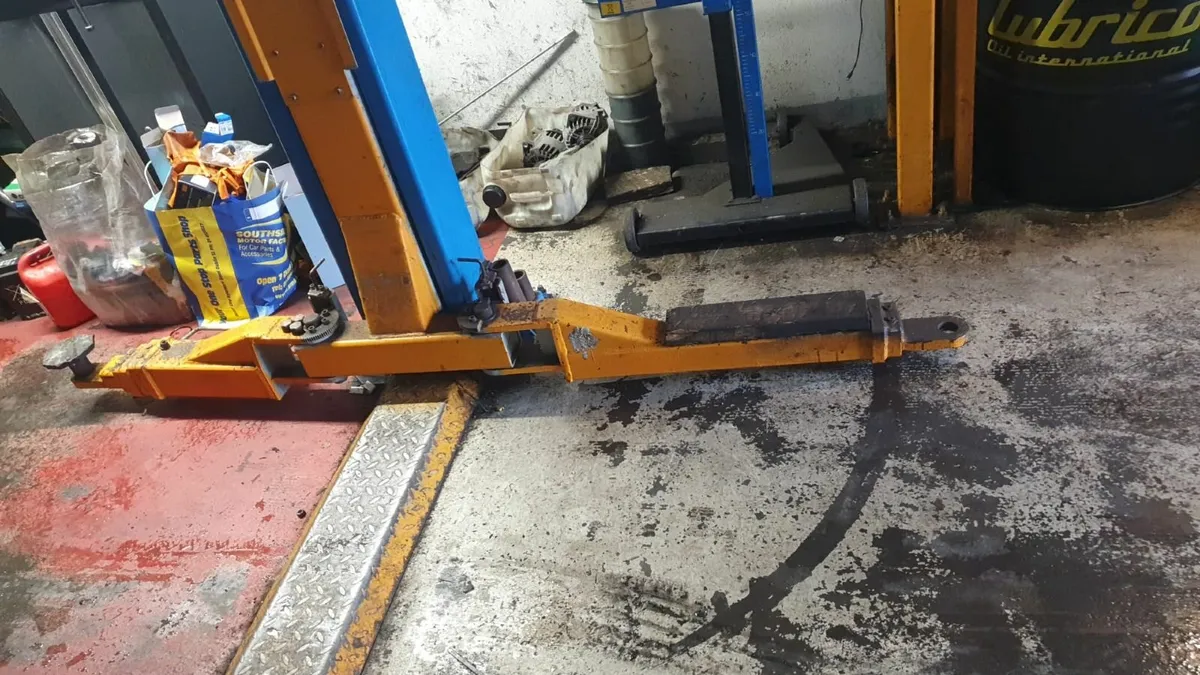 Used 4 Tonne 2 Post Lift Twin Hydraulic Ram - Image 1