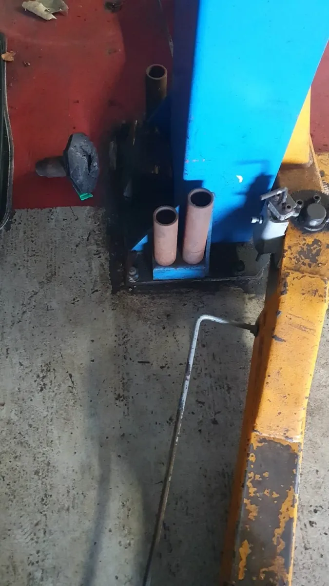 Used 4 Tonne 2 Post Lift Twin Hydraulic Ram - Image 2