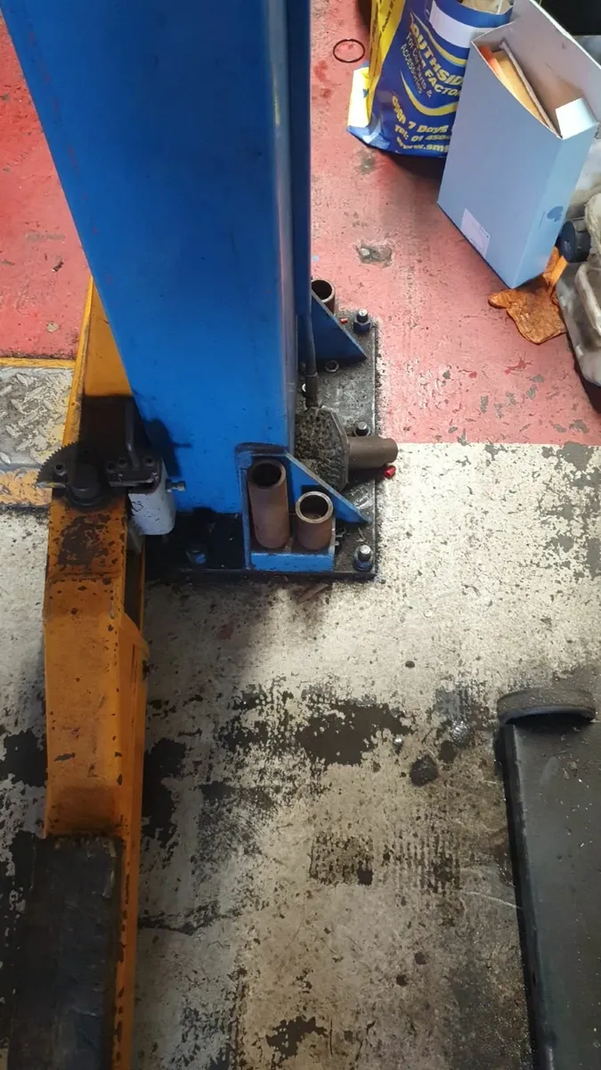 Used 4 Tonne 2 Post Lift Twin Hydraulic Ram - Image 3