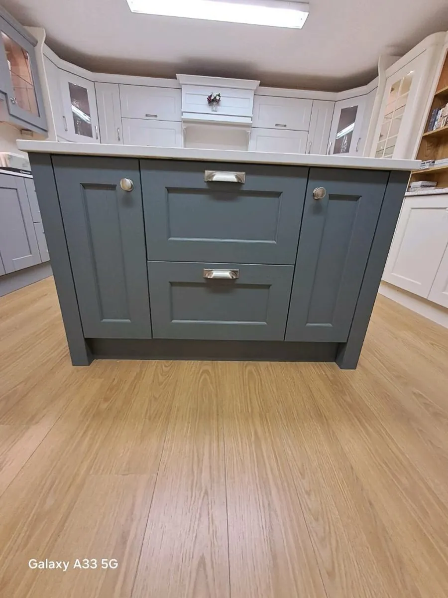 Kitchen island - Image 1